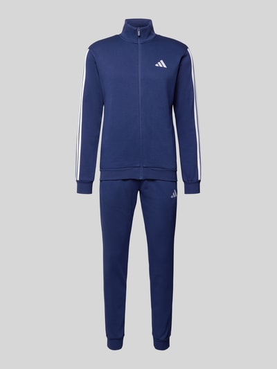 Produktfoto, Trainingsanzug mit Label-Details von adidas Sportswear in Blau mit Stehkragen, Reißverschluss, gerader Passform und elastischen Abschlüssen