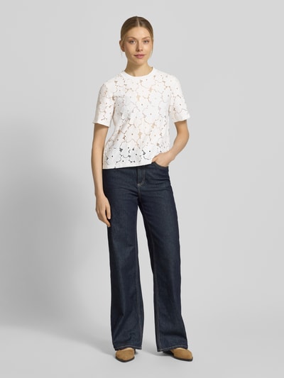Frauenmodel trägt Regular Fit T-Shirt aus Spitze Modell 'SALLIE' von Vero Moda, Optik: Unifarben, Baumwoll-Mix, Ganzkörperansicht von vorne.