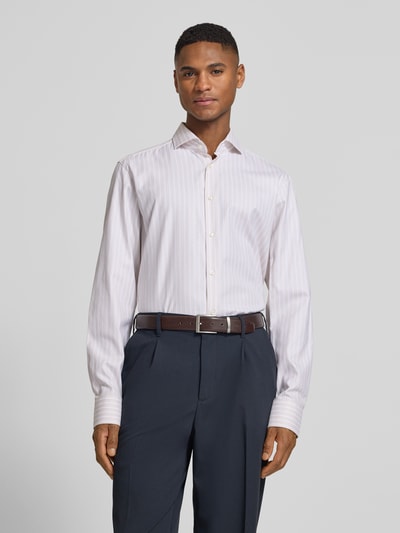 Männermodel trägt Regular Fit Freizeithemd aus reiner Baumwolle Modell 'H-Joe-SP-C1-261' von BOSS, Gestreift, Ganzkörperansicht von vorne.