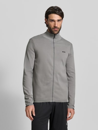 Männermodel trägt Regular Fit Sweatjacke aus reiner Baumwolle Modell 'KN_EVER-X FZ' von BOSS Green, unifarben, Stehkragen, Ganzkörperansicht von vorne.