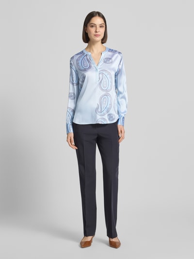 Frauenmodel trägt Regular Fit Bluse aus Seiden-Mix von HERZENS, Tunika-Ausschnitt, Allover-Paisley-Print, langärmelig, Ganzkörperansicht von vorne.