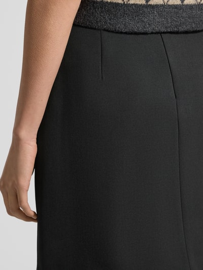 Kobieta nosi spódnicę mini z dodatkiem żywej wełny Model 'ARCADIA' od Weekend Max Mara, efekt: jednolity kolor, wykończenie materiału. Zbliżenie na biodra.