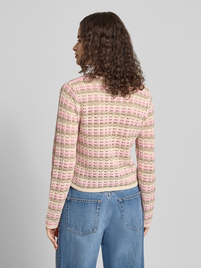 Frauenmodel trägt Regular Fit Strickjacke aus Baumwoll-Mix Modell 'ASA' von Only, mehrfarbiges Lochstrickmuster, Ganzkörperansicht Rückansicht