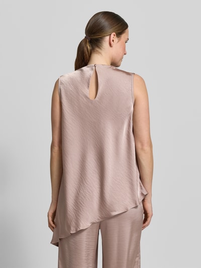 Frauenmodel trägt Blusentop mit Drapierungen von Little Mistress aus Satin in asymmetrischer Form mit rückseitigem Knopfverschluss, Rückenlänge 72 cm, Ganzkörperansicht Rückansicht.