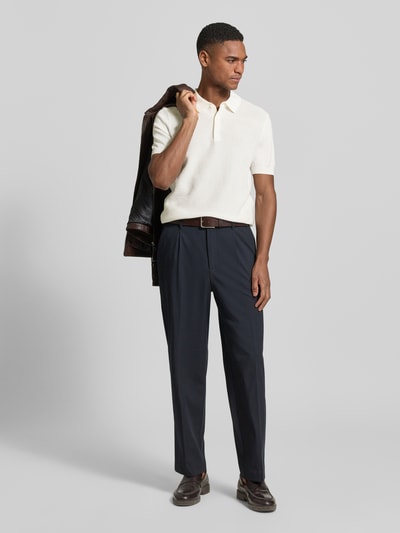 Männermodel trägt Regular Fit Poloshirt aus reiner Baumwolle von Strellson in Strickoptik mit Struktur-Muster, Kurzarm, feine Textur, Ganzkörperansicht von vorne.