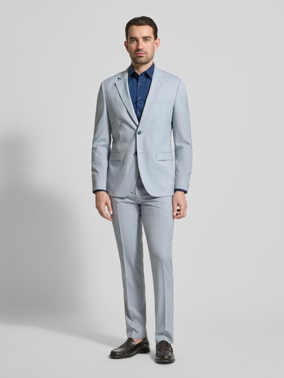 Männermodel trägt Super Slim Fit Business-Hemd mit Kentkragen und Strukturmuster von OLYMP, Baumwoll-Elasthan-Mix, Ganzkörperansicht von vorne. Rückenlänge 80 cm, Schulterbreite 44 cm, Ärmellänge 66 cm bei Größe 40, Hemd in dunklem Farbton mit feiner Struktur.
