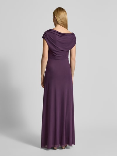 Männermodel trägt Regular Fit Abendkleid mit Raffungen von Christian Berg Cocktail, fioletowy, asymetryczny fason, elastyczna tkanina, długość tyłu w rozmiarze 36: 160 cm, szerokość w rozmiarze 36: 40 cm. Ganzkörperansicht Rückansicht.