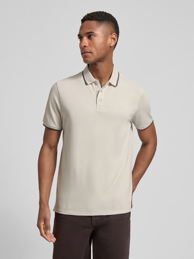 Męską model nosi Modern Fit Poloshirt mit Logo-Print Modell 'Keep Dry' von RAGMAN z mieszanki bawełny, kołnierzyk polo, krótka listwa guzikowa, nadruk z logo, długość tyłu w rozmiarze m: 28 cm, jasny beż, gładka faktura, całkowity widok z przodu.