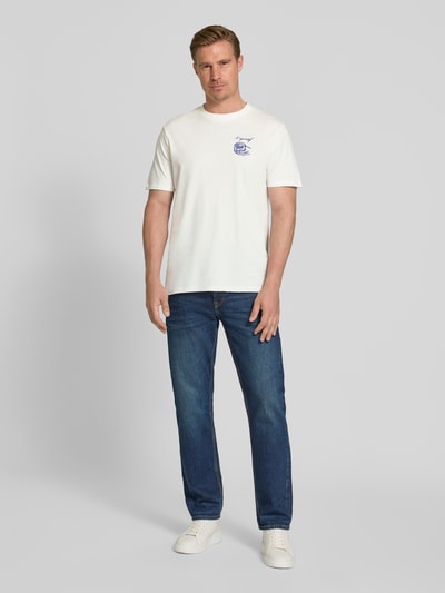 Männermodel trägt T-Shirt mit Motiv-Print Modell 'EGEBJERG' von Casual Friday, reine Baumwolle, Regular Fit, Rundhalsausschnitt, Ganzkörperansicht von vorne.