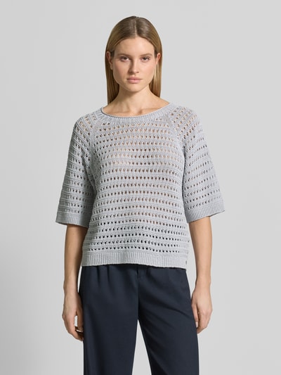 Vrouwenmodel draagt Strickpullover mit 1/2-Arm van Marc Cain in lichtgrijs, pure katoen, relaxed fit, ronde hals, Ganzkörperaanzicht van voren.