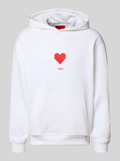 Produktfoto, weißer Regular Fit Hoodie aus reiner Baumwolle Modell 'DALENTINOS' von HUGO mit rotem Herz-Motiv-Print, Kängurutasche, Sweat-Textur