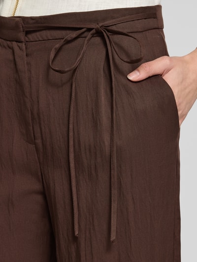Vrouwenmodel draagt Stoffhose aus Lyocell-Mix mit Schnürung van Jake*s Casual, brede pijp, lyocellmix met viscose, detailopname taille.
