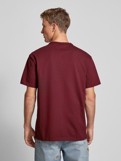 Tommy Jeans T-Shirt mit Label-Stitching und Rundhalsausschnitt Bordeaux 5