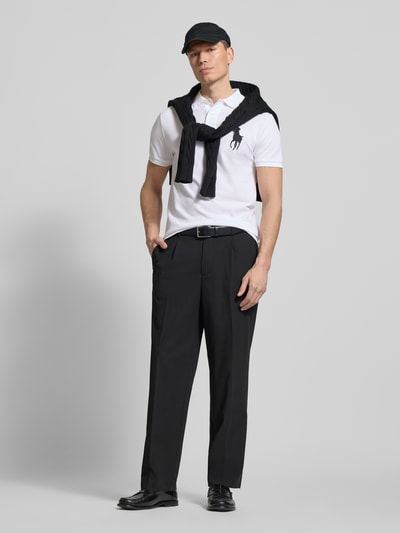Männermodel trägt Shaped Fit Poloshirt aus reiner Baumwolle von Polo Ralph Lauren, Optik: Unifarben, Logo-Stitching, Ganzkörperansicht von vorne.