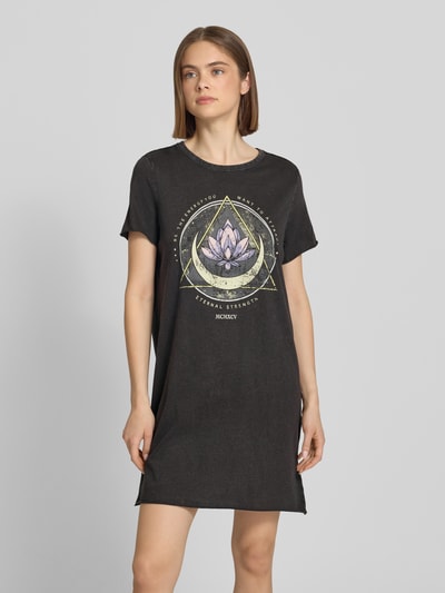 Frauenmodel trägt Leicht ausgestelltes Freizeitkleid aus reiner Baumwolle Modell 'LUCY' von Only in Melange-Optik mit Glitzer-Print, Ganzkörperansicht von vorne.