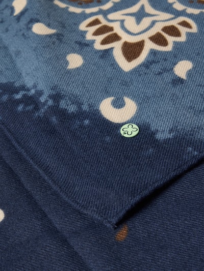 Produktfoto, Schal mit Allover-Paisley-Print von Codello in gewebter Optik, rechteckige Form, Blautöne mit beigem und braunem Muster, Logo-Detail, Breite 120 cm