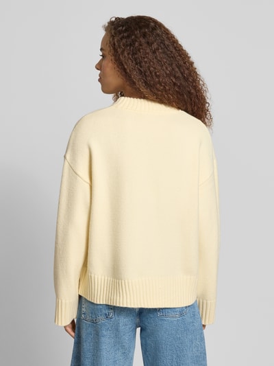 Vrouwenmodel draagt Relaxed Fit Pullover in tricotlook van Gina Tricot, dames, ribboorden, ruglengte maat S 56 cm, mouwlengte S 52 cm, geheel achteraanzicht