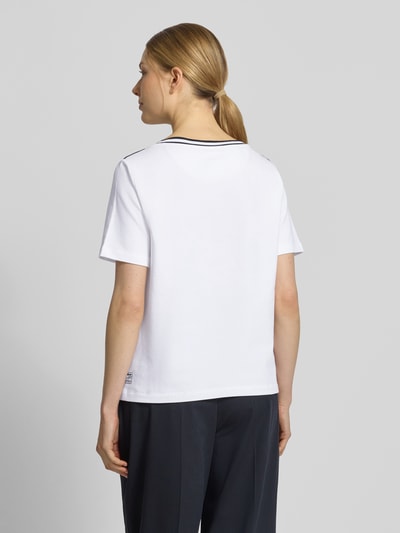 Männermodel trägt T-Shirt mit Kontraststreifen und Print von Marc Cain, bawełna z elastanem, krój regular fit, długość tyłu w rozmiarze 36: 55 cm, widok całej sylwetki z tyłu.
