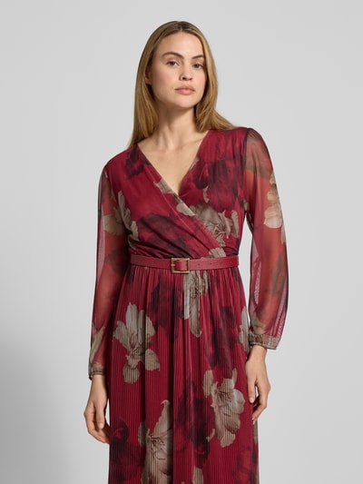 Modelka kobieca nosi Midikleid mit Gürtel Modell 'La44rinaa' od ZABAIONE, wzór kwiatowy, odcień burgunda, plisowany materiał, mieszanka z elastanem, dekolt V, pasek, widok na górną część sylwetki z przodu.