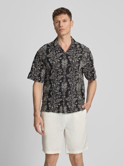 Männermodel trägt Regular Fit vrijetijdsoverhemd met all-over bloemenmotief stitching van JAKE*S STUDIO MEN, puur katoen, reverskraag, met korte mouwen, knoopsluiting, ruglengte maat M 74 cm, schouderbreedte 54 cm, mouwlengte 26 cm. Ganzkörperansicht van voren.