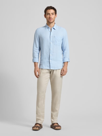 Männermodel trägt Regular Fit Freizeithemd aus reinem Leinen von Marc O'Polo in Optik: Unifarben, Flammgarn-Textur, Ganzkörperansicht von vorne.