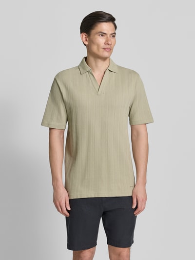 Männermodel trägt Relaxed Fit Poloshirt mit Strukturmuster Modell 'DALIBO' von HUGO, Optik: Unifarben, reine Baumwolle, Ganzkörperansicht von vorne.