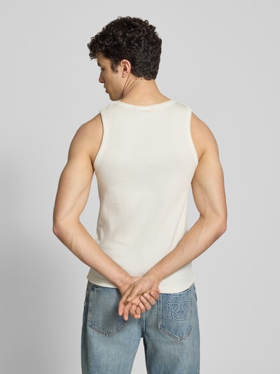 Männermodel trägt weißes Tanktop mit Logo-Stitching Modell 'The Embroidery' von PROHIBITED aus Baumwoll-Mix mit Stretch-Anteil, Feinripp, körpernaher Schnitt, Rückenlänge bei Größe M 56 cm, Ganzkörperansicht Rückansicht.