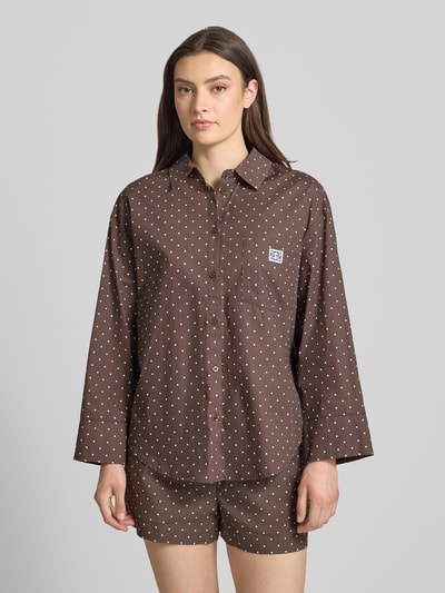 Frauenmodel trägt Relaxed Fit Bluse im Allover-Look Modell 'FRIDA' von Noisy May, Braun mit weißen Punkten, Material-Mix, Hemdblusenkragen, Brusttasche, Label-Detail, Rückenlänge 76 cm, Ärmellänge 52 cm, Ganzkörperansicht von vorne.