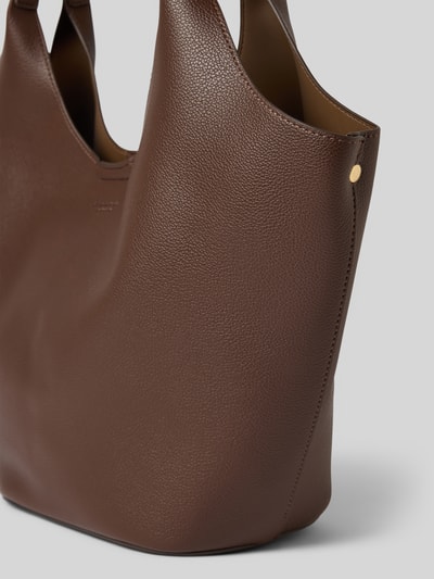 Produktfoto, bruine Handtasche in Leder-Optik Modell 'Nelma' van Seidenfelt met logodetail, hoofvak met magneetsluiting, smalle schouderriemen, breedte 46 cm, lengte 26 cm, diepte 14 cm, schouderbandlengte 54 cm