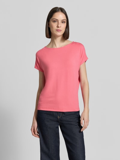 Modelka kobieca ma na sobie Relaxed Fit T-Shirt aus Viskose-Mix od s.Oliver RED LABEL, jednolity kolor różowy, jersey, krótki rękaw, dekolt okrągły, przód na całej sylwetce.