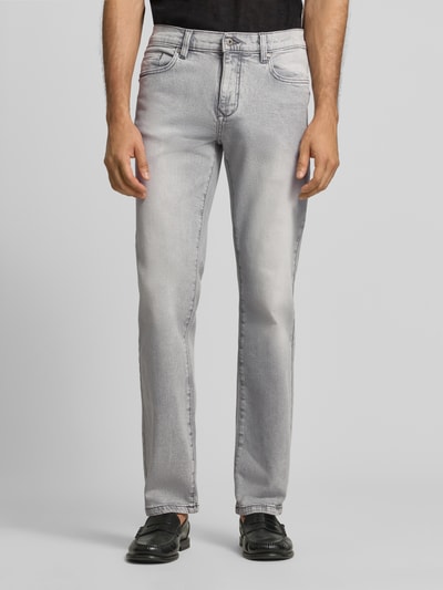 Męski model nosi Regular Fit Jeans im Used-Look von MCNEAL, szary, mieszanka bawełny i elastanu, wpuszczane kieszenie, efekt znoszenia, Szerokość w rozmiarze 32/32: 43 cm, Długość wewnętrzna nogawki: 82 cm, Ganzkörperansicht von vorne