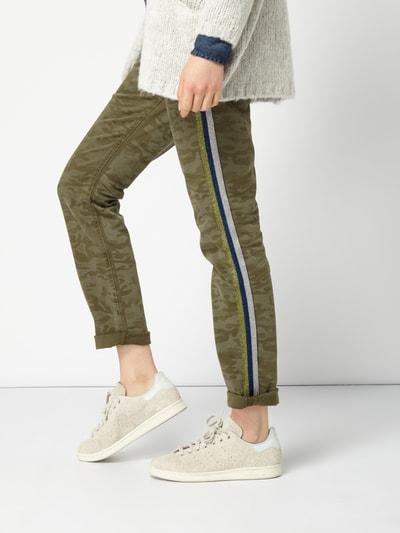 MAC Loose Fit Jeans mit Camouflage-Muster Khaki 6