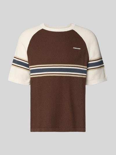Produktfoto, Strickshirt mit Label-Stitching und Rundhalsausschnitt von Pegador aus bawełna, krój regular fit, model 'Eger Pique', wyhaftowane logo, okrągły dekolt, długość tyłu w rozmiarze M: 65 cm, brązowe i kremowe barwy, kontrastowe paski, faktura dzianiny