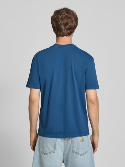 Männermodel trägt Regular Fit T-shirt aus reiner Baumwolle Modell 'John Tee' von Pepe Jeans in effen blauw, Ganzkörperansicht Rückansicht. Heren t-shirt van Pepe Jeans.