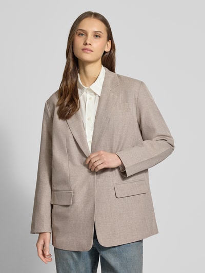Frauenmodel trägt Relaxed Fit Longblazer mit 1-Knopf-Verschluss Modell 'LINDA' von ONLY in Melange-Optik, Reverskragen, Schulterpolster, Gehschlitz, Langarm, Pattentaschen, Ganzkörperansicht von vorne.