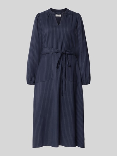 Produktfoto, dunkelblaues Midikleid mit feinen Streifen, V-Ausschnitt, Taillenband, Langarm und Eingrifftaschen, Midikleid mit Viskose-Anteil und Taillenband Modell 'Paris' von LOLLYS LAUNDRY, Damen Midikleid, taillierte Passform, elastischer Material-Mix