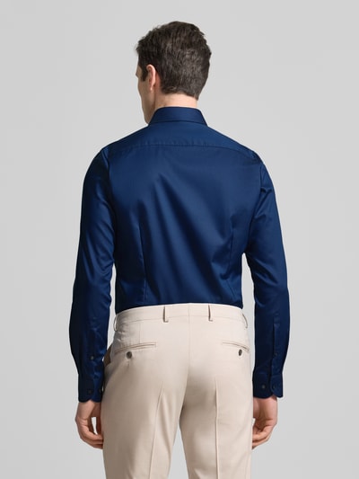 Männermodel trägt Slim Fit Business-Hemd mit Strukturmuster und Kentkragen von OLYMP Level Five, dunkelblau, Rückenansicht, Ganzkörperansicht. Baumwoll-Mix mit Stretch-Anteil, unifarben, sichtbare Schulterbreite und Ärmellänge.