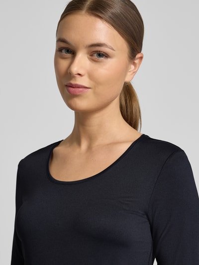 Frauenmodel trägt Slim Fit T-Shirt mit Rundhalsausschnitt von Christian Berg Woman in Dunkelblau, glatte Textur, Nahaufnahme Oberkörper.