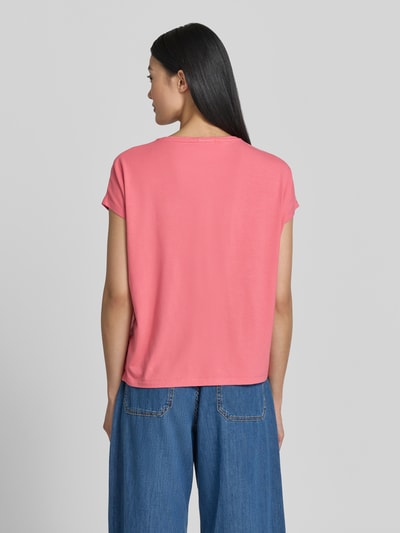 Frauenmodel trägt Relaxed Fit T-Shirt aus Viskose-Mix von s.Oliver RED LABEL in Rosa, glatt, kombiniert mit blauer Jeans, Ganzkörperansicht Rückansicht.