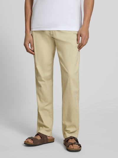 Männermodel trägt Relaxed Fit Hose aus Baumwoll-Leinen-Mix Modell 'KANE' von Jack & Jones, beige Farbe, elastischer Bund, Schnürung, Gesäßtaschen, Kontext: Herren Hose, Bundweite 42 cm, Innenbeinlänge 82 cm, Ganzkörperansicht von vorne.