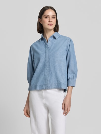 Frauenmodel trägt Bluse mit Hemdblusenkragen und verdeckter Knopfleiste von Stefanel aus Reine Baumwolle, Loose-Fit, 3/4-Arm, Hellblau, Ganzkörperansicht von vorne.