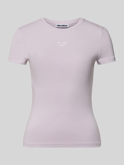 Produktfoto, Slim Fit T-Shirt mit Logo-Stitching Modell 'Downtown' von Review in Helllila, elastischer Baumwoll-Mix, Rundhalsausschnitt.