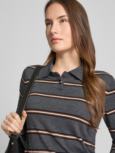 Frauenmodel trägt Strickpullover mit kurzer Knopfleiste von Mango, graues Material-Mix mit Woll-Anteil, Nahaufnahme Oberkörper.