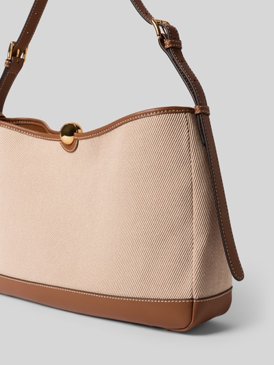 Produktfoto, Shoulder Bag mit Logo-Detail Modell 'Fera' od FURLA, beżowa tkanina, brązowe skórzane wykończenia, Szerokość w rozmiarze 1: 40 cm, długość: 26 cm, głębokość: 9 cm, regulowany pasek 74 cm, główna komora z zapięciem magnetycznym.