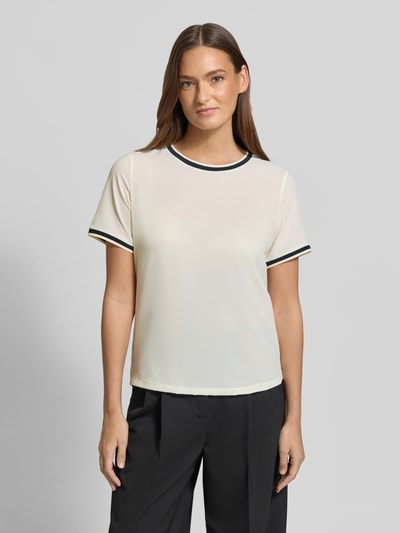 Vrouwenmodel draagt Regular Fit Blouse met korte mouwen met ronde hals van Christian Berg Woman Selection, elastische mouwboorden, effen design, maat 36 ruglengte 58 cm, mouwlengte 22 cm, zwart-wit kleur, voorkant, bovenlichaam close-up.