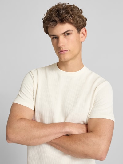 Männermodel trägt Regular Fit T-Shirt mit Viskose-Anteil Modell 'TREY' von Only & Sons, Optik: Unifarben, Struktur, Nahaufnahme Oberkörper.