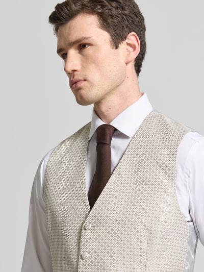 Męski model nosi Regular Fit Weste mit V-Ausschnitt von Wilvorst, jasny beż, wzór geometryczny, krój regular fit, zapięcie na guziki, kieszenie z wypustką, długość tyłu w rozmiarze 50: 61 cm, półzbliżenie na górną część ciała