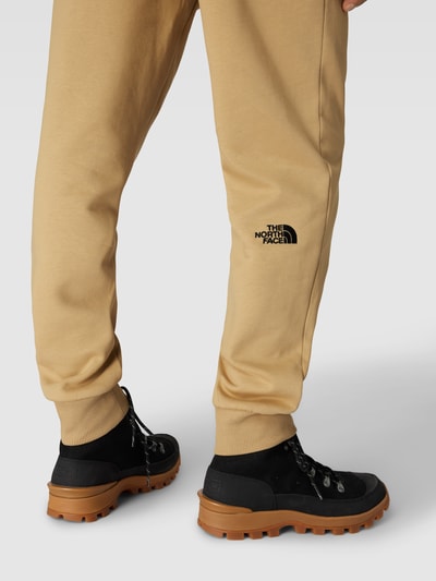 The North Face Spodnie dresowe z detalem z logo Beżowy 3