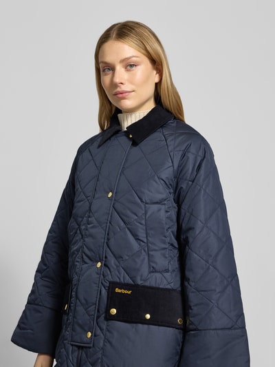 Kobieta modelka ma na sobie kurtkę pikowaną Regular Fit Steppjacke mit Cord-Details Modell 'ALDBURGH' od Barbour, efekt: jednolity kolor, obszycie ze sztruksu, długi rękaw, raglanowe rękawy, kieszenie z patką, wyhaftowane logo, wykończenie materiału: pikowanie, widok: z przodu, górna część ciała.
