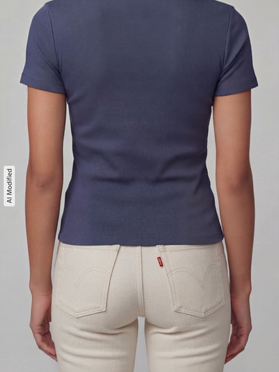 Frauenmodel trägt Slim Fit Jeans aus Baumwoll-Mix Modell 'RIBCAGE' von Levi's® 300 in Beige, strukturierte Oberfläche, Ganzkörperansicht Rückansicht.